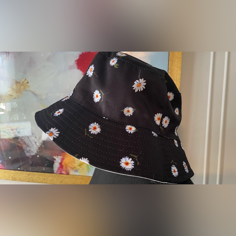 Alice and Olivia/ NWOT Daisy Reversible Summer Bucket Hat